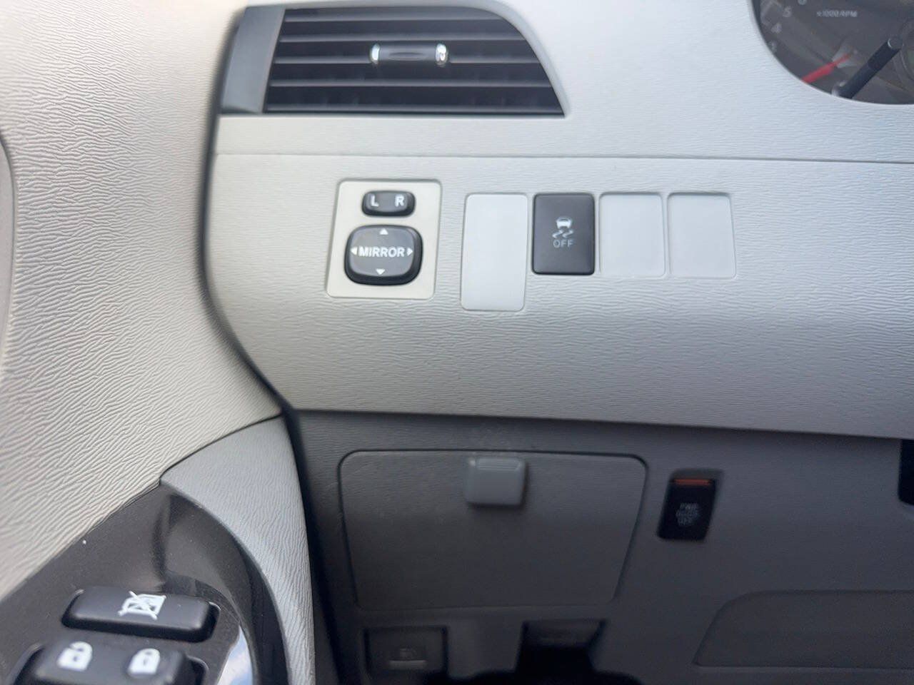 Used 2012 Toyota Sienna LE w/ Towing Pkg FWD image 39