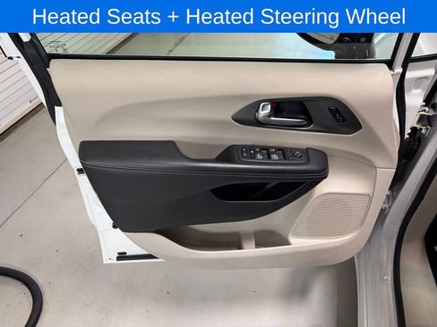 Used 2024 Chrysler Pacifica Touring-L FWD image 7
