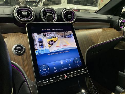 Used 2025 Mercedes-Benz GLC 300 4MATIC image 6