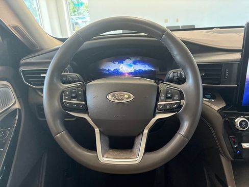 Used 2023 Ford Explorer Platinum w/ Technology Package AWD/4WD image 16