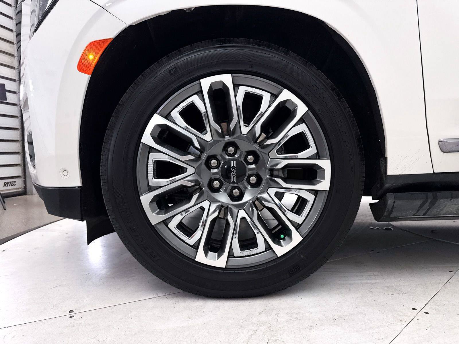Used 2024 GMC Yukon Denali Ultimate AWD/4WD image 18