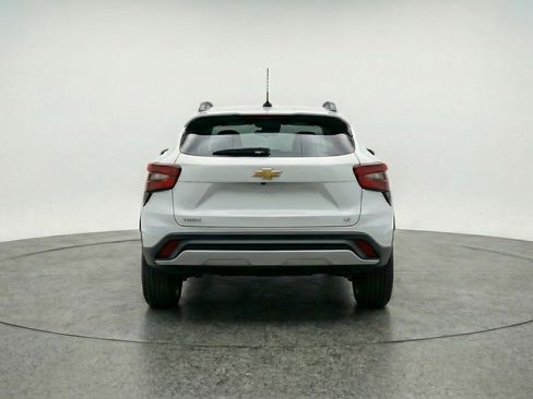 Used 2025 Chevrolet Trax LT w/ LT Convenience Package image 7