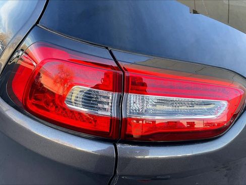 Used 2018 Jeep Cherokee Trailhawk image 28