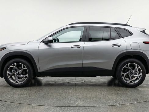 Used 2025 Chevrolet Trax LT FWD image 5