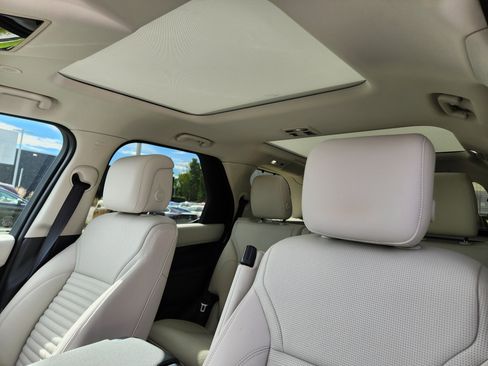 Used 2025 Land Rover Discovery S image 12