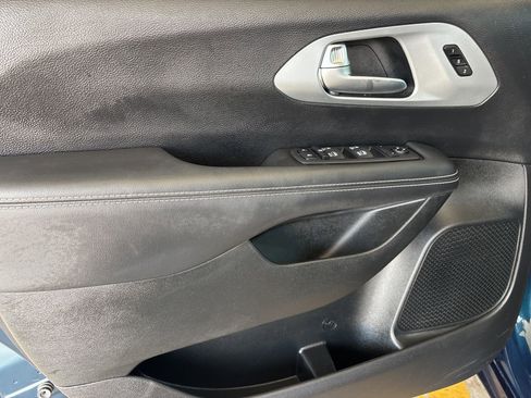 Used 2023 Chrysler Pacifica Touring-L w/ Uconnect Theater Family Group image 9