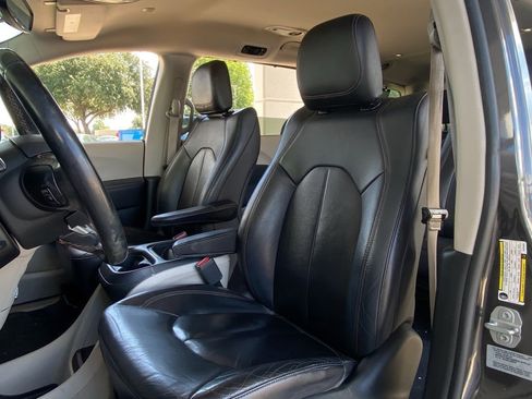 Used 2017 Chrysler Pacifica Touring-L image 21