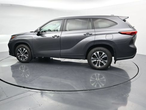 Used 2023 Toyota Highlander XLE AWD/4WD image 5