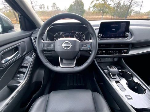 Used 2025 Nissan Rogue SV w/ SV Premium Package image 6