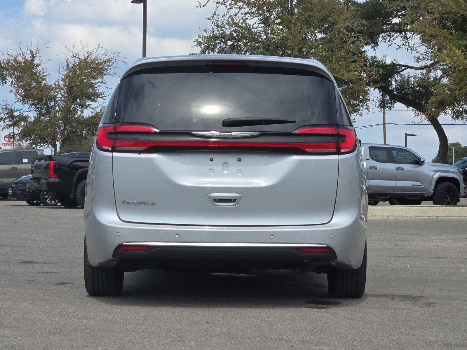 Used 2024 Chrysler Pacifica Touring-L FWD image 4