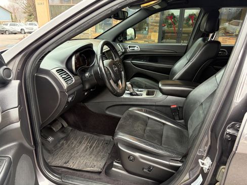 Used 2017 Jeep Grand Cherokee Altitude image 4