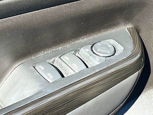 Used 2023 GMC Acadia SLT w/ Technology Package image 17