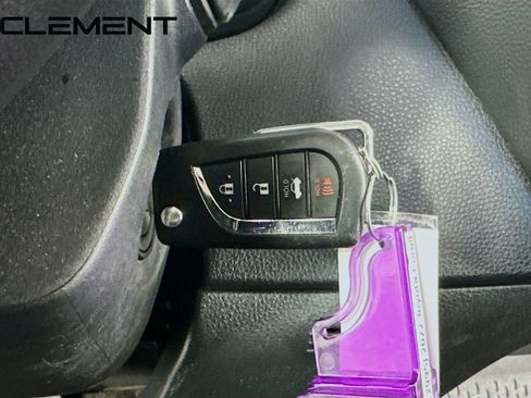 Used 2022 Toyota Corolla LE image 23