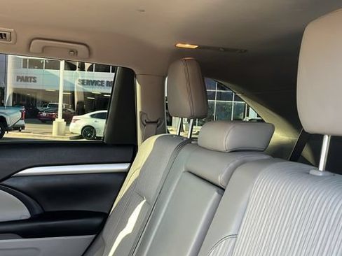 Used 2019 Toyota Highlander Plus w/ Carpet Mat Package (TMS) FWD image 18
