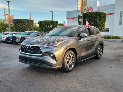 Used 2023 Toyota Highlander XLE FWD image 6