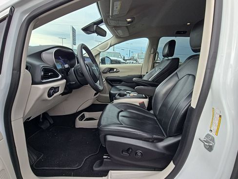 Used 2023 Chrysler Pacifica Touring-L FWD image 10