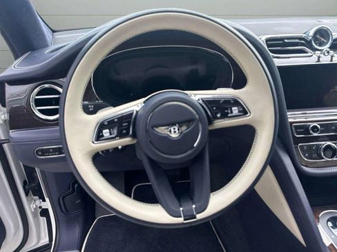 Certified 2025 Bentley Bentayga AWD/4WD image 29