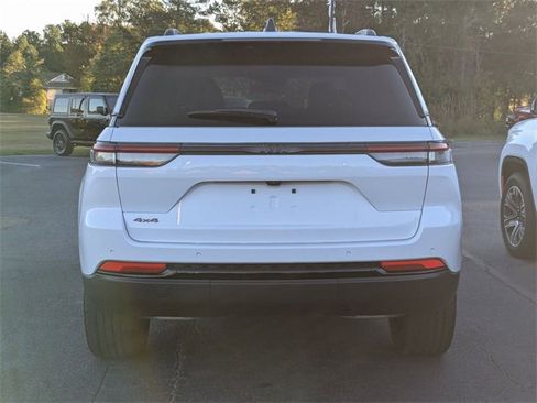 New 2025 Jeep Grand Cherokee Altitude image 6