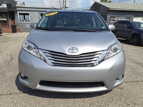 Used 2015 Toyota Sienna XLE FWD image 2