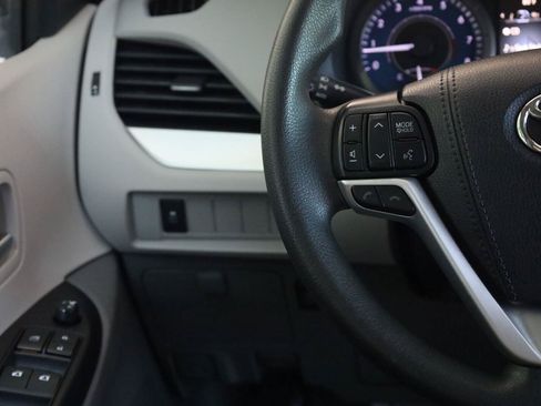 Used 2020 Toyota Sienna LE FWD image 25