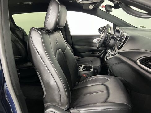 Certified 2024 Chrysler Pacifica Limited image 34