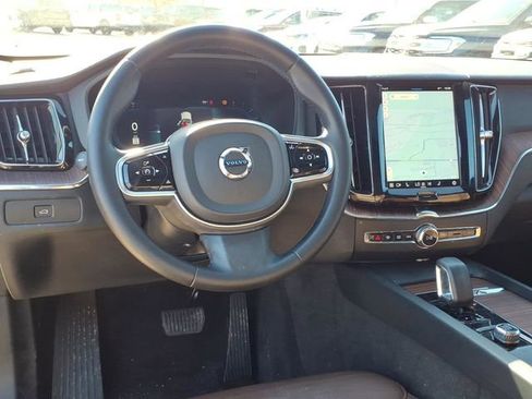 Used 2023 Volvo XC60 B5 Plus image 15