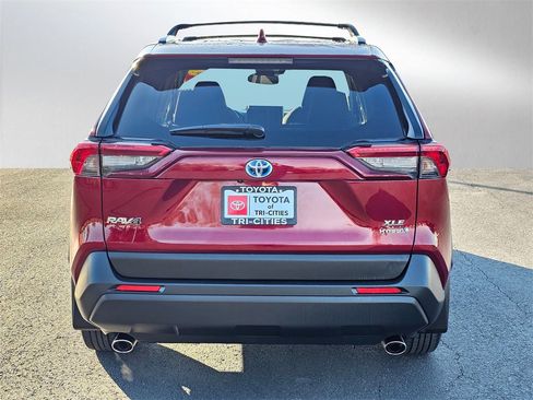 Used 2024 Toyota RAV4 XLE w/ Convenience Package image 4