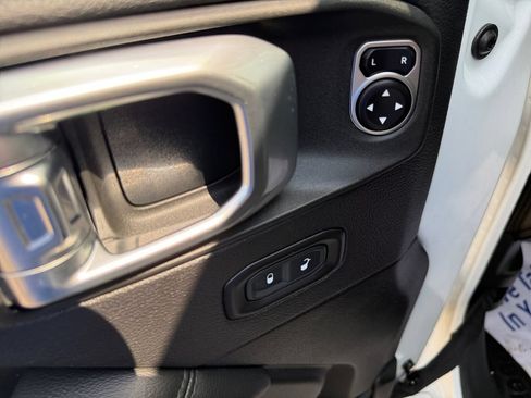 Used 2020 Jeep Wrangler Unlimited Sahara AWD/4WD image 19