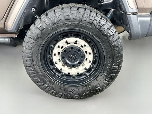 Used 2018 Jeep Wrangler Unlimited Sahara image 35