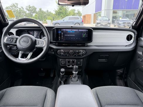 Used 2025 Jeep Wrangler Unlimited Sahara AWD/4WD image 15