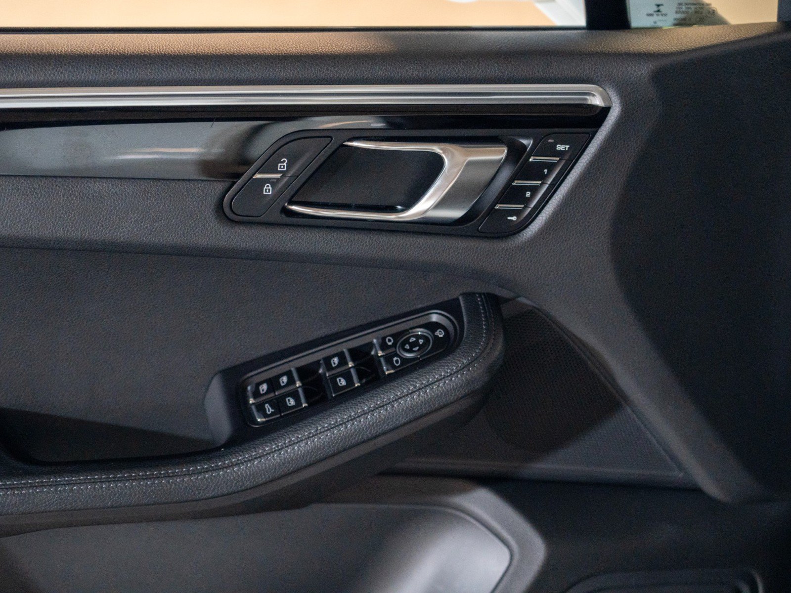 Certified 2022 Porsche Macan AWD/4WD image 18