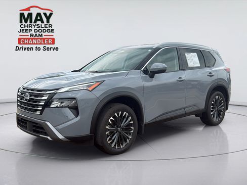Used 2025 Nissan Rogue SL w/ Tech Package FWD image 3
