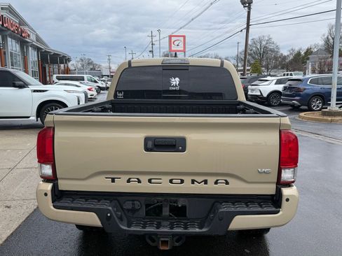 Used 2017 Toyota Tacoma TRD Off-Road w/ Premium & Technology Package image 4