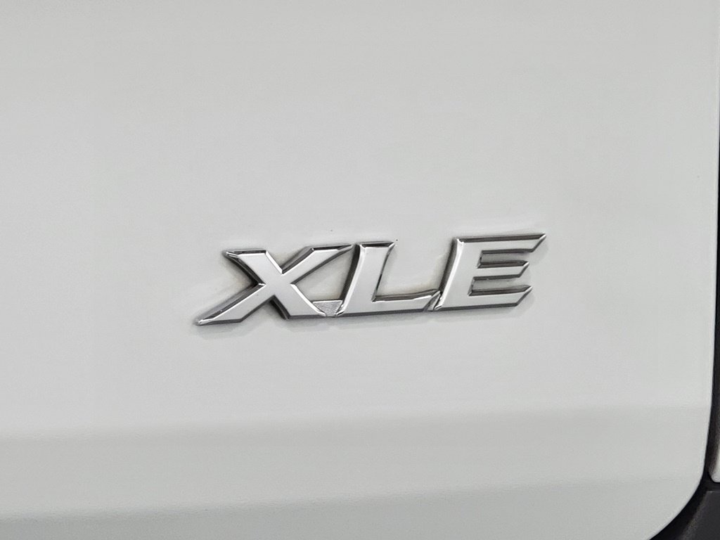 Used 2025 Toyota Sienna XLE w/ XLE Plus Package AWD/4WD image 9