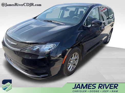 Used 2024 Chrysler Voyager LX image 9