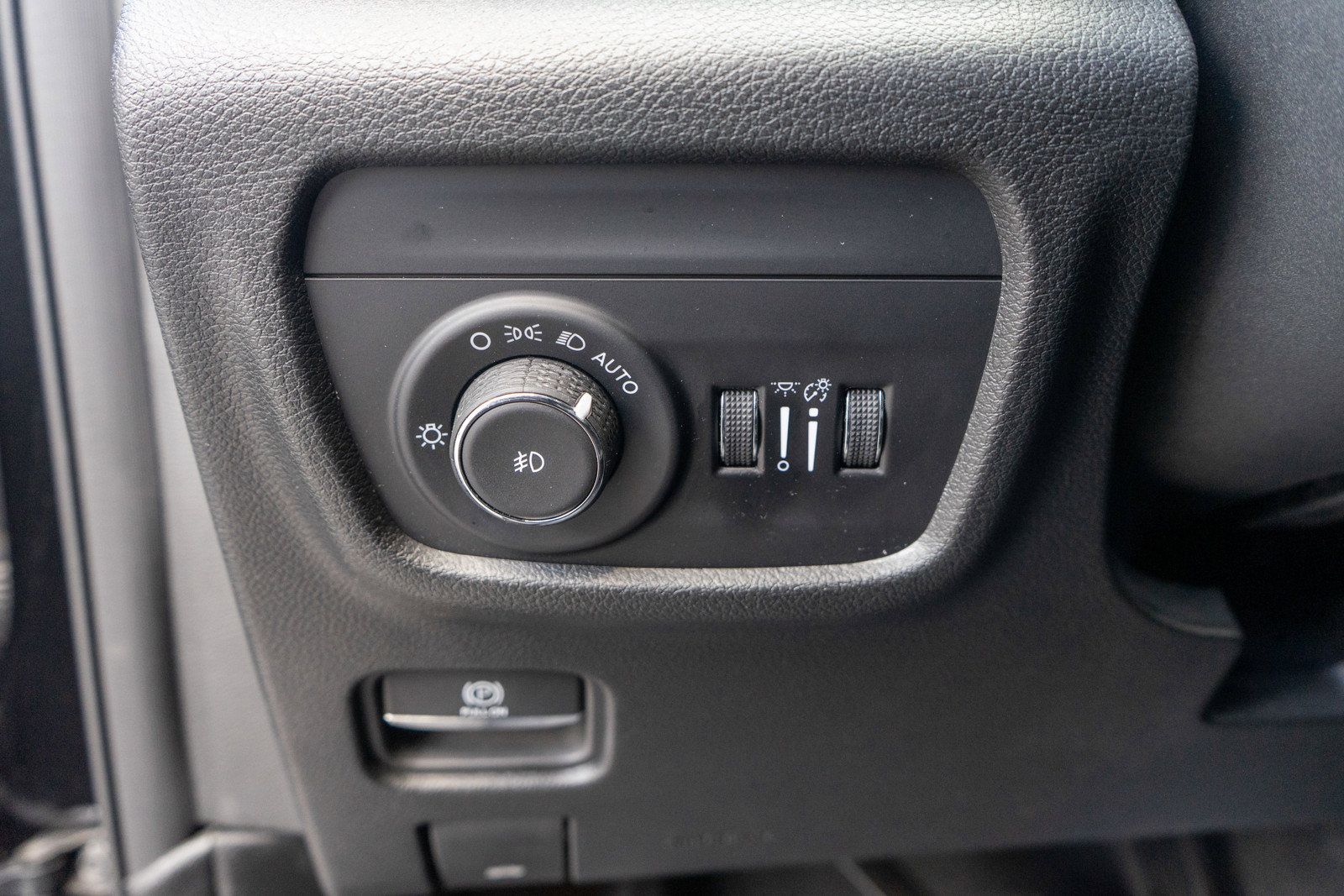 Used 2023 Jeep Grand Cherokee Limited AWD/4WD image 17