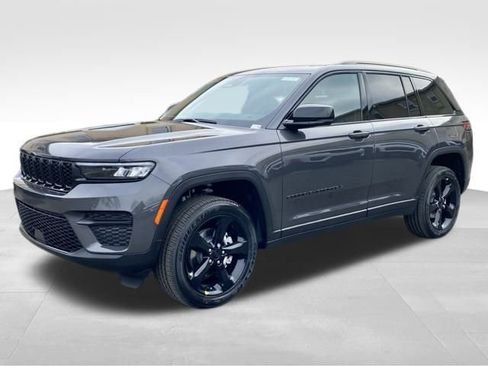 New 2025 Jeep Grand Cherokee Altitude image 3
