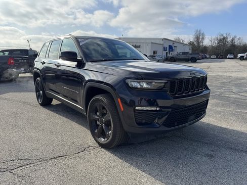 Used 2024 Jeep Grand Cherokee Limited w/ Luxury Tech Group II image 10