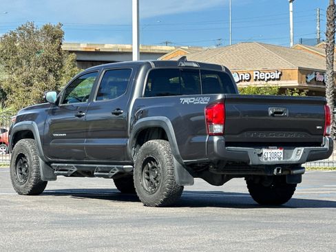 Used 2017 Toyota Tacoma TRD Off-Road image 3