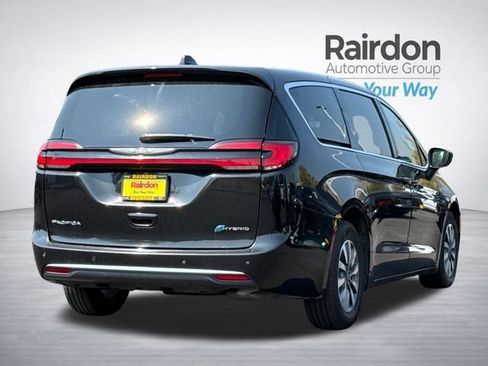 Used 2023 Chrysler Pacifica Touring-L FWD image 6