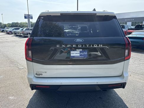 Used 2025 Ford Expedition Active AWD/4WD image 6