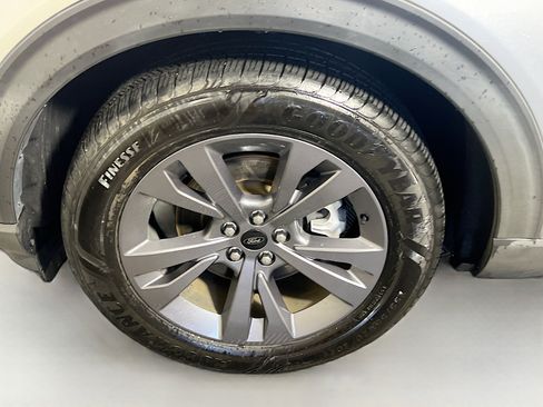 Used 2022 Ford Explorer XLT w/ Equipment Group 202A RWD image 13