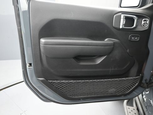 Used 2025 Jeep Wrangler Unlimited Rubicon w/ Convenience Group image 16