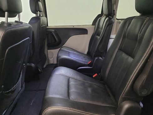 Used 2016 Chrysler Town & Country Touring image 18