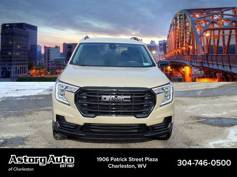 Used 2023 GMC Terrain SLE w/ Elevation Edition image 8