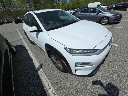 Used 2021 Hyundai Kona Limited w/ Cargo Package FWD image 2