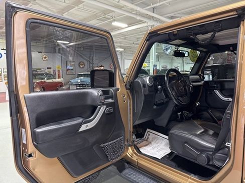 Used 2015 Jeep Wrangler Unlimited Sahara image 11