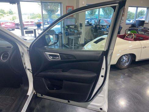 Used 2017 Nissan Pathfinder SV AWD/4WD image 19
