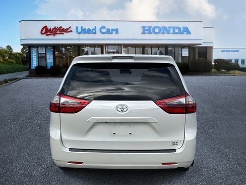 Used 2020 Toyota Sienna XLE image 4