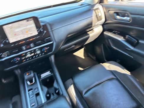 Certified 2023 Nissan Pathfinder SL FWD image 17